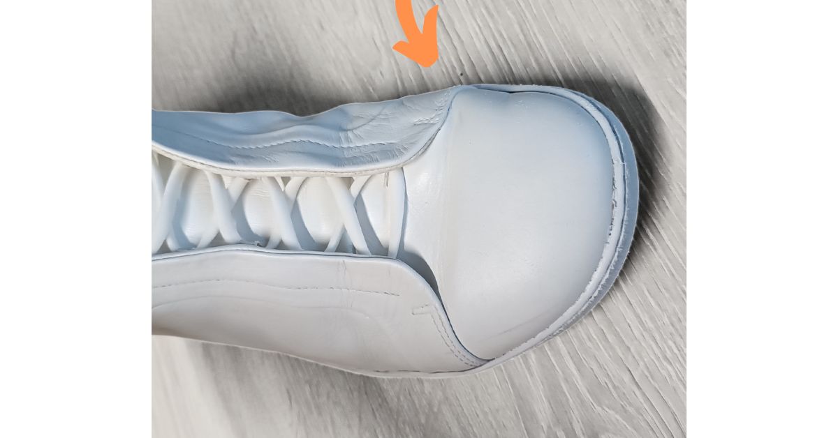 Bílá barva na kožené boty  Detail nabarvení kožených sneakers-2